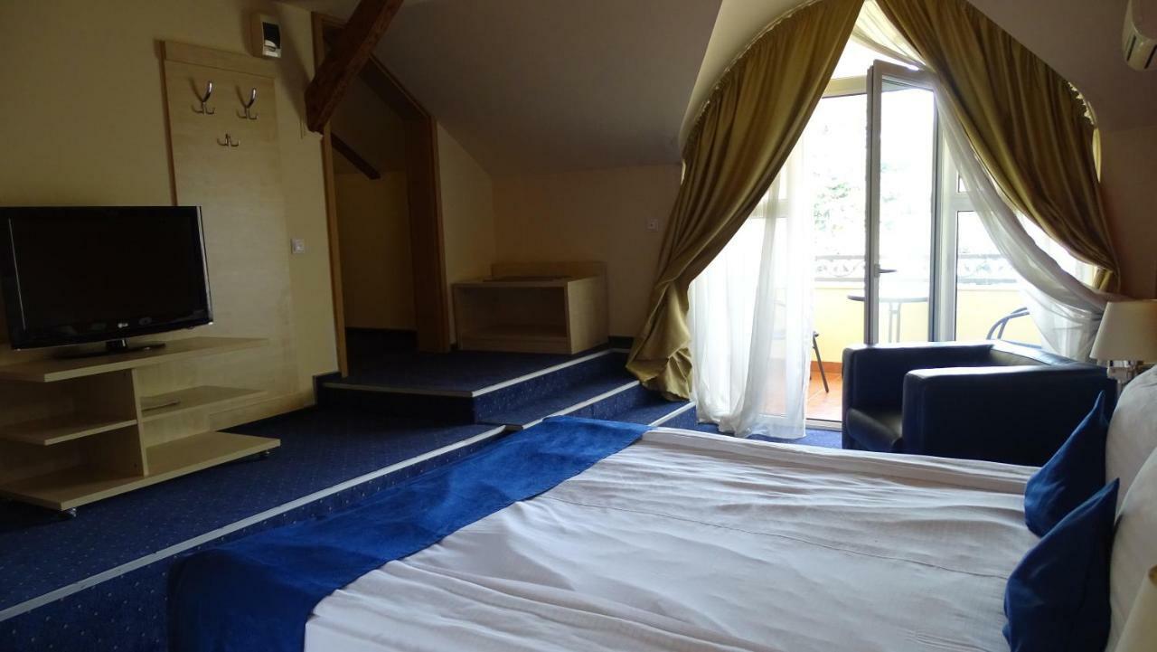 Hôtel Casa Elysee à Deva Extérieur photo